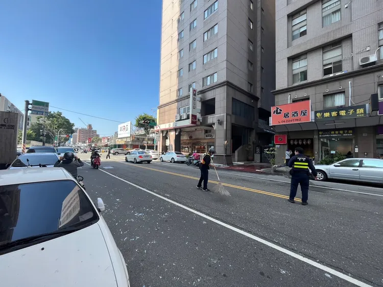 碎玻璃噴飛至馬路上，工作人員趕緊清掃。民眾提供