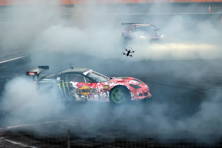 臺南府城國際飄移巔峰挑戰賽今在台南會展中心旁熱鬧展開第2站的激烈對決。大會提供