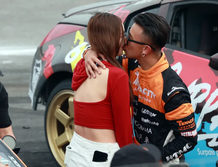 台灣車手范振宸在賽場當著全場近千名車迷面前向交往2年女友求婚。大會提供