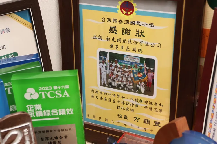 粟明德在企業內推動創新轉型、學習型組織，辦公室內擺滿了各種獎牌及感謝狀。莊宗達攝 