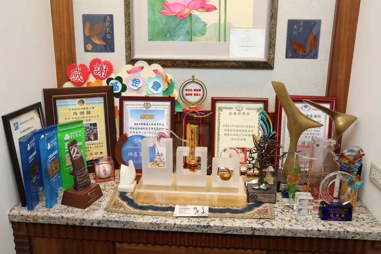 粟明德得到創業楷模獎，也得到中小企業國家磐石獎，更因誠實納稅獲頒全國優良商人誠實納稅獎。莊宗達攝 
