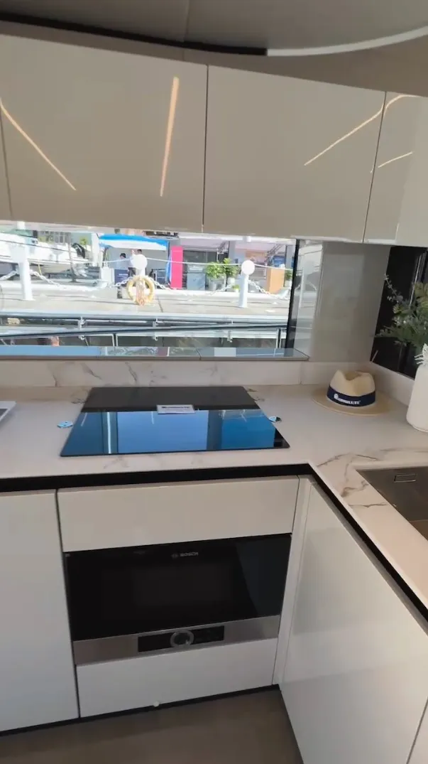 廚房有洗碗機、烤箱、洗手台、RO逆滲透機，應有盡有。