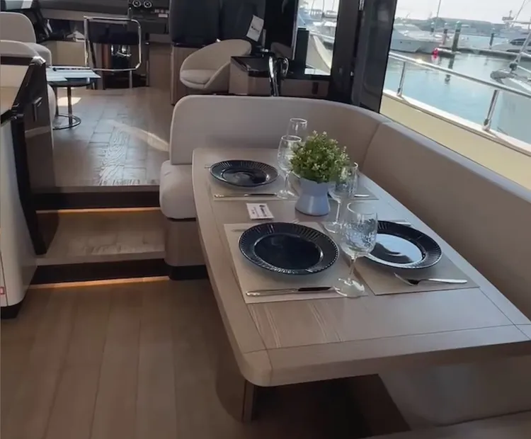 C字型沙發可多人同座共享美食。