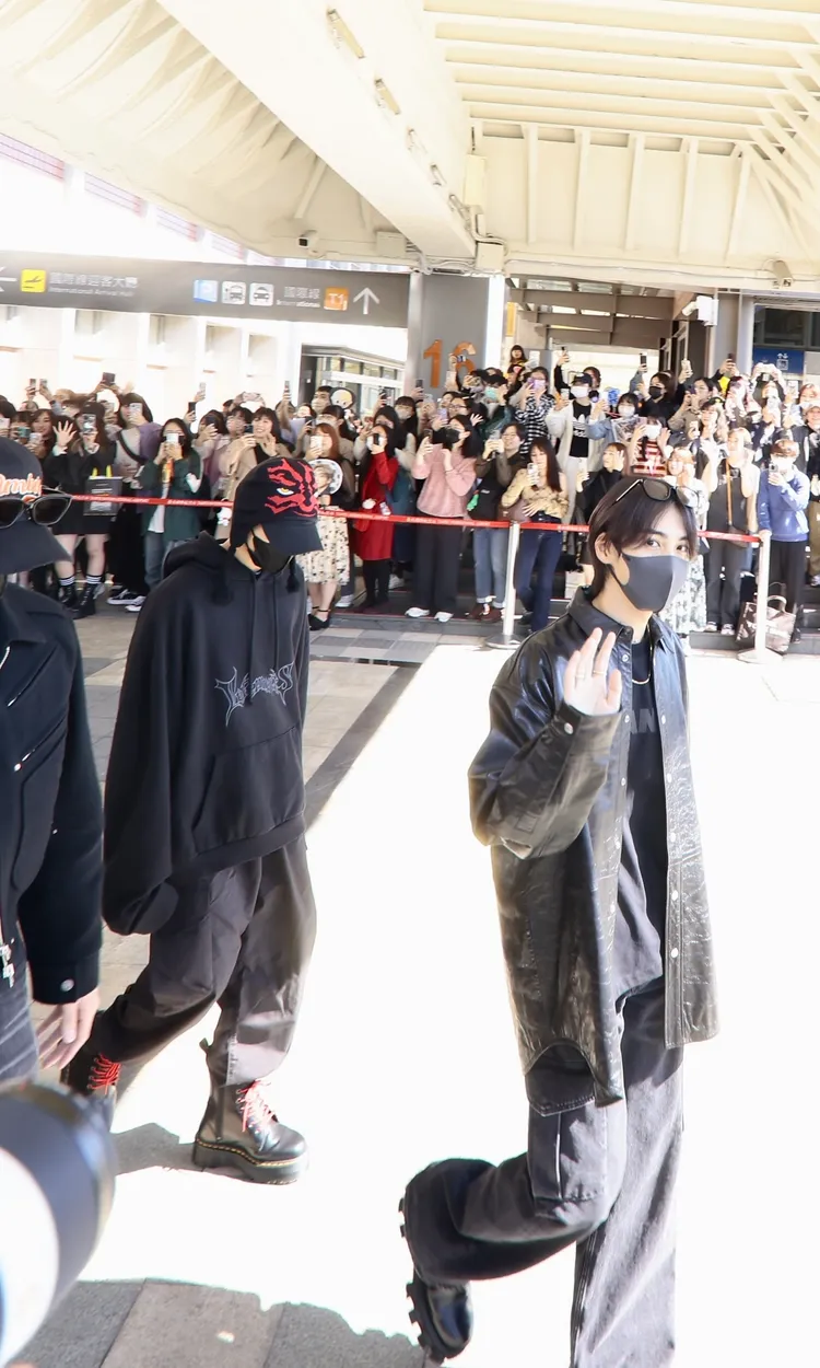 吉野北人（右）對著鏡頭打招呼。LDH愛夢悅提供