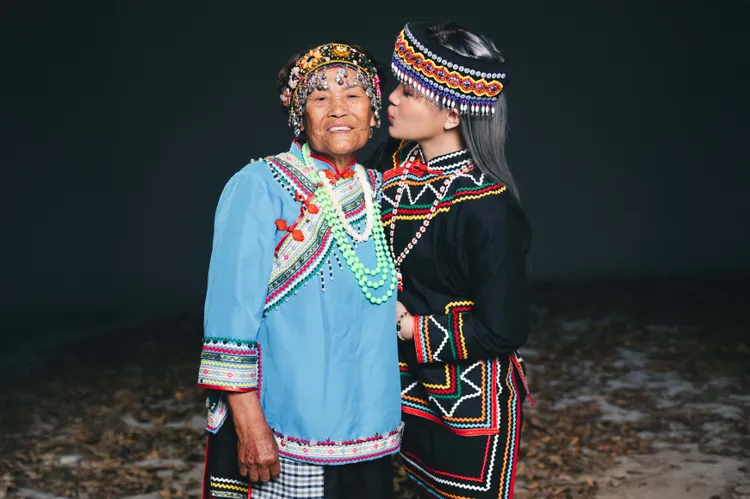 外婆儘管身體不適卻為拍攝二話不說北上。華納音樂提供