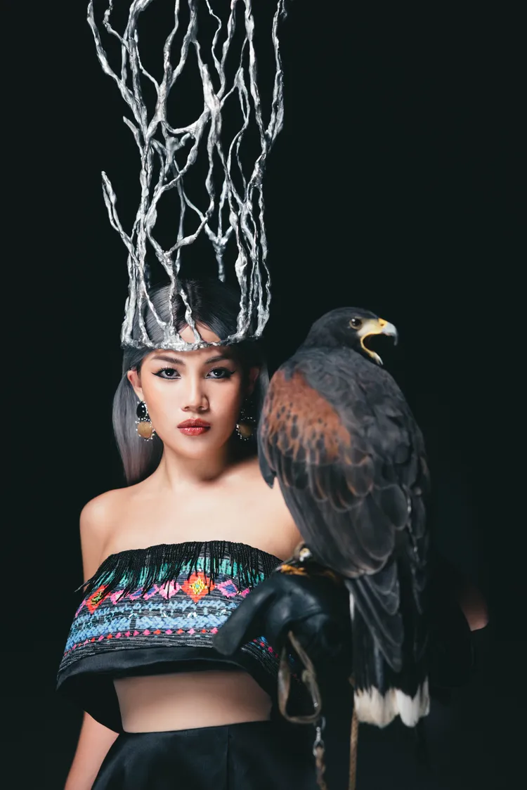 阿布絲說老鷹是她的精神象徵。華納音樂提供