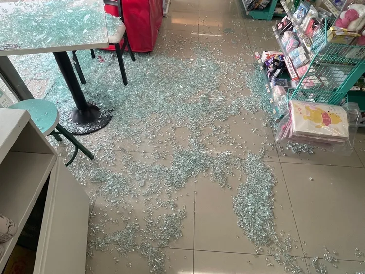 超商滿地碎玻璃。民眾提供