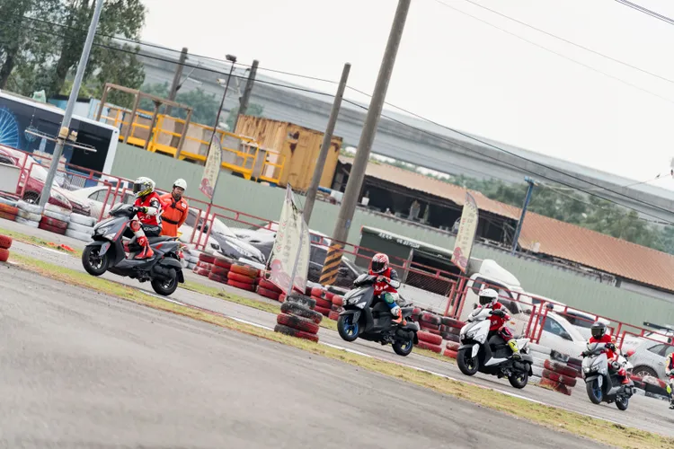 除搭配多元賽制如「技術挑戰賽」、「衝刺爭先賽」考驗選手不同騎乘技巧外，也加開盲選投票環節為比賽增添緊張刺激的氛圍。業者提供