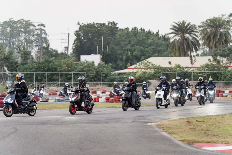 「車主賽道巡禮」活動引領超過30名車主騎著自己的愛車，親上TKS賽道體驗近距離的賽車魅力。業者提供