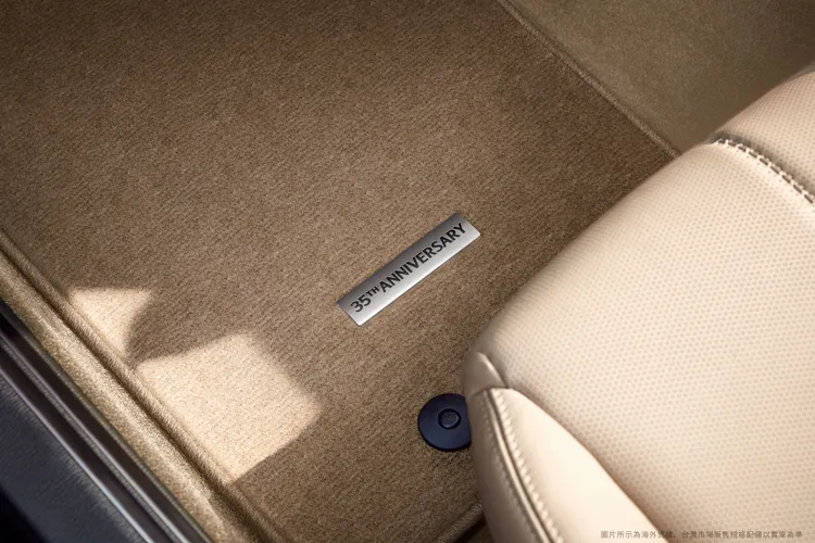 MX-5 35th Anniversary Edition專屬紀念銘板的荒漠棕踏墊，及冷氣出風口內環的匠韻紅點綴等細節為上乘車艙氛圍妝點。業者提供