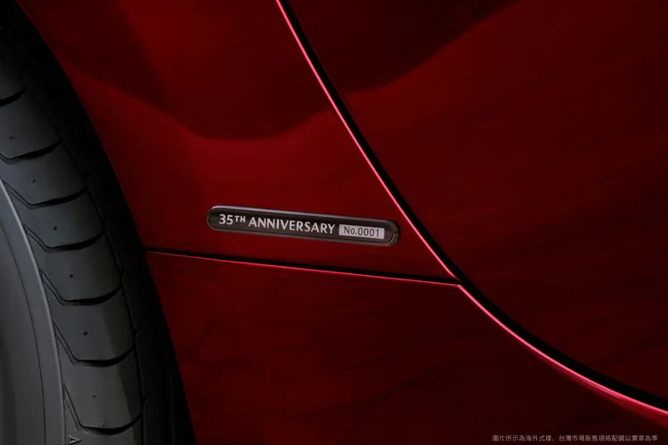 限量35台的MX-5 35th Anniversary Edition，車側銘刻獨一無二「專屬生產序號」的35週年專屬紀念銘板。業者提供