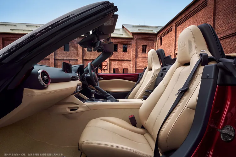 MX-5 35th Anniversary Edition採溫潤細膩的荒漠棕Nappa真皮座椅和同色座椅縫線設計。業者提供