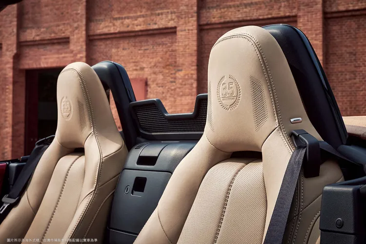 雙座座椅頭枕壓印35週年紀念徽飾。業者提供