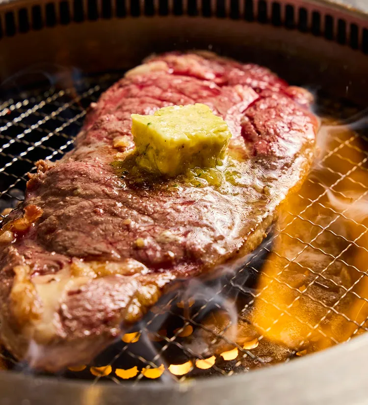 燒肉吃到飽品牌「肉次方」推出「現切肋眼牛排雙吃」，先沾取海鹽，再搭配香蒜奶油，全新吃法使爽度加乘。業者提供