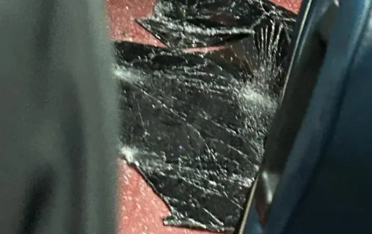 校車內玻璃碎裂掉落，一片狼藉。翻攝自「黑色豪門企業」網路社群