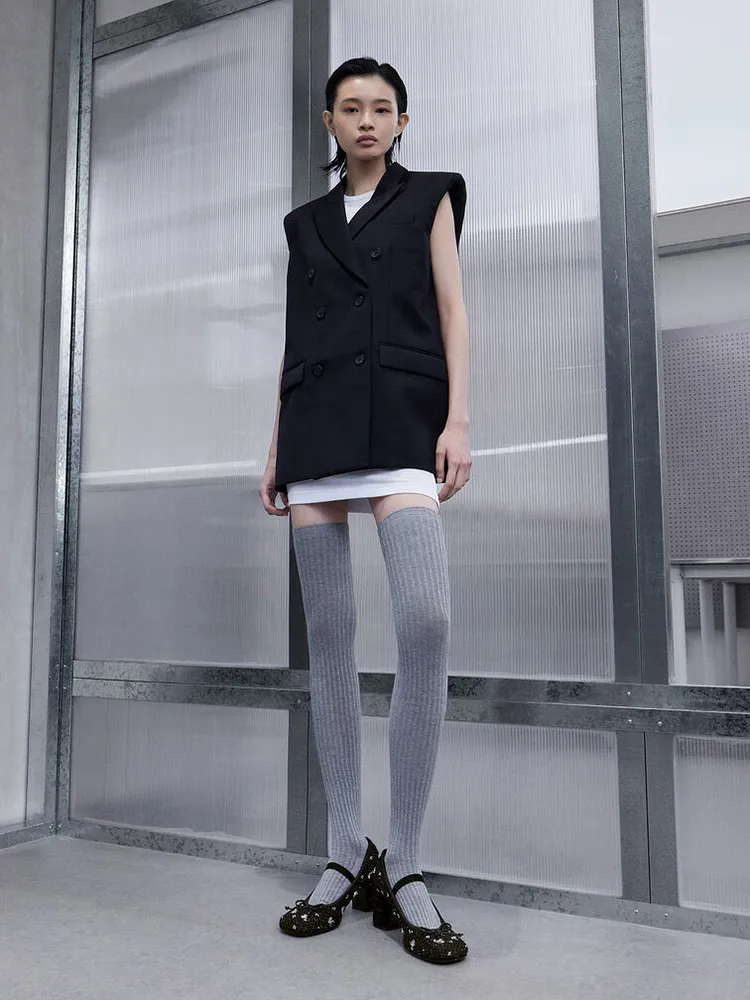 瑪莉珍鞋透過細節、面料上的變化呈現出多變風格。品牌提供