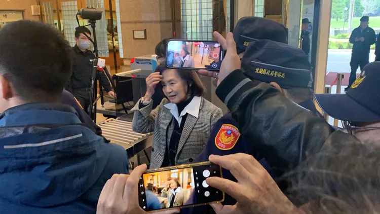 林姿妙步入地院強調，自己光明磊落沒有做壞事，相信司法會還自己清白。葉先鵬攝