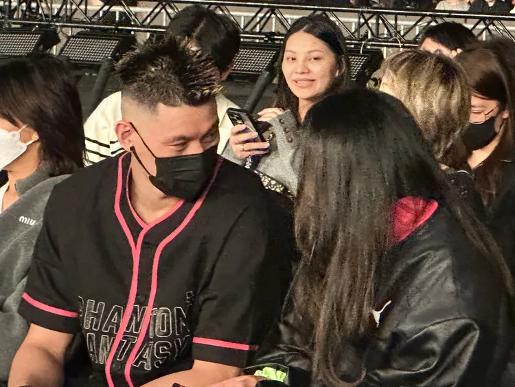 林書豪開演前辣妻聊天。讀者提供