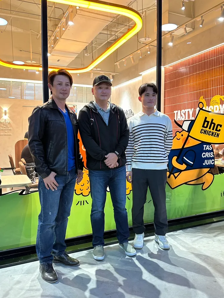 12強棒球賽中華隊也有成員到場，包括總教練曾豪駒、首席兼捕手教練、統一獅首席教練高志綱及味全龍球員李凱威。林丞偉攝