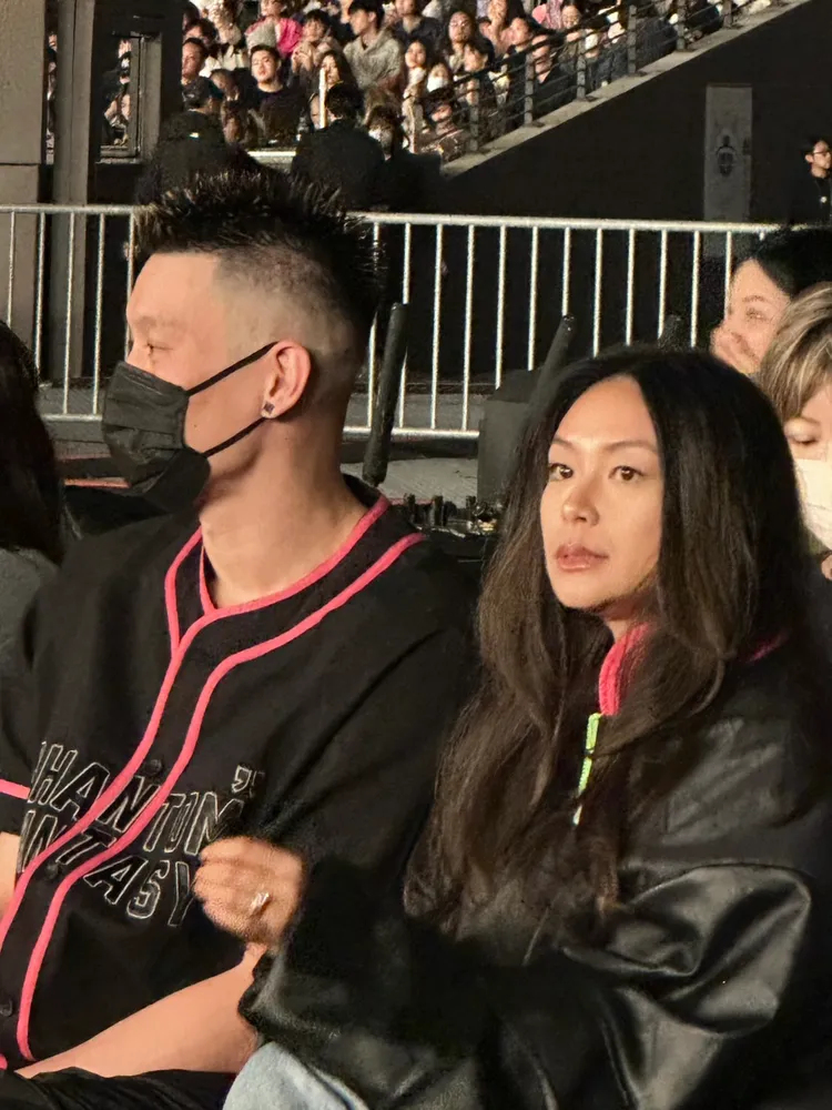 林書豪跟辣妻坐在VIP席。讀者提供