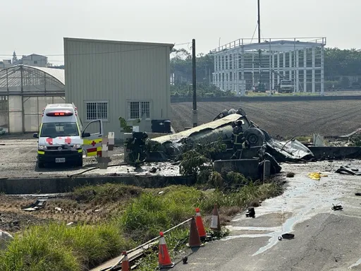 國1雲林段化學槽車翻落邊坡 駕駛受困車內身亡