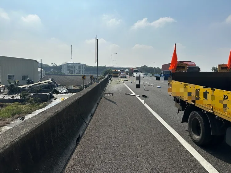 化學槽車不明原因衝落邊坡翻覆。民眾提供