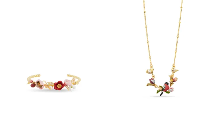 Les Néréides冬日紅絲絨 聖誕玫瑰手環（左）1萬200元、紅腹灰雀短鍊（右）9400元。品牌提供