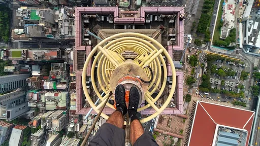 新光人壽大樓遭闖!網紅站上51樓頂避雷針 IG炫犯行照嗨喊「印象深刻」