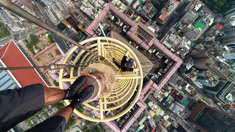 網紅公布入侵新光人壽大樓照片。翻攝自street__vision IG