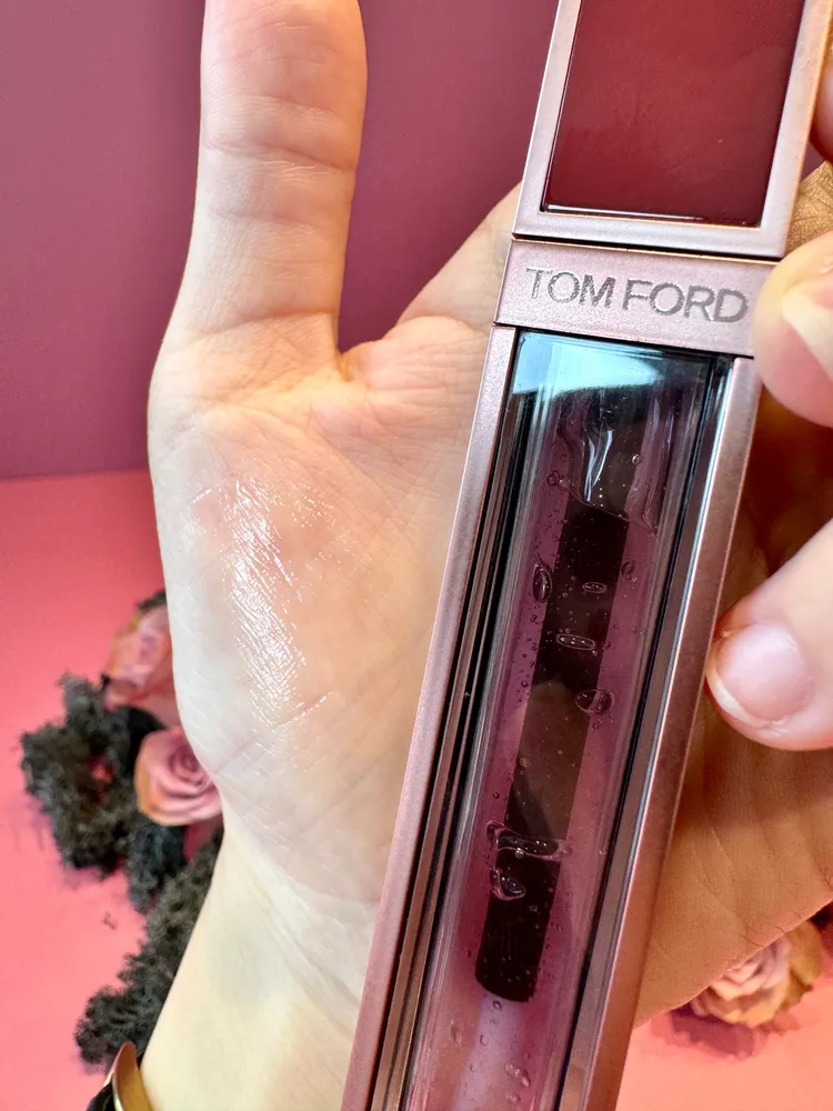 TOM FORD裸慾玫瑰限定版唇露帶有水嫩透亮光。張家玲攝