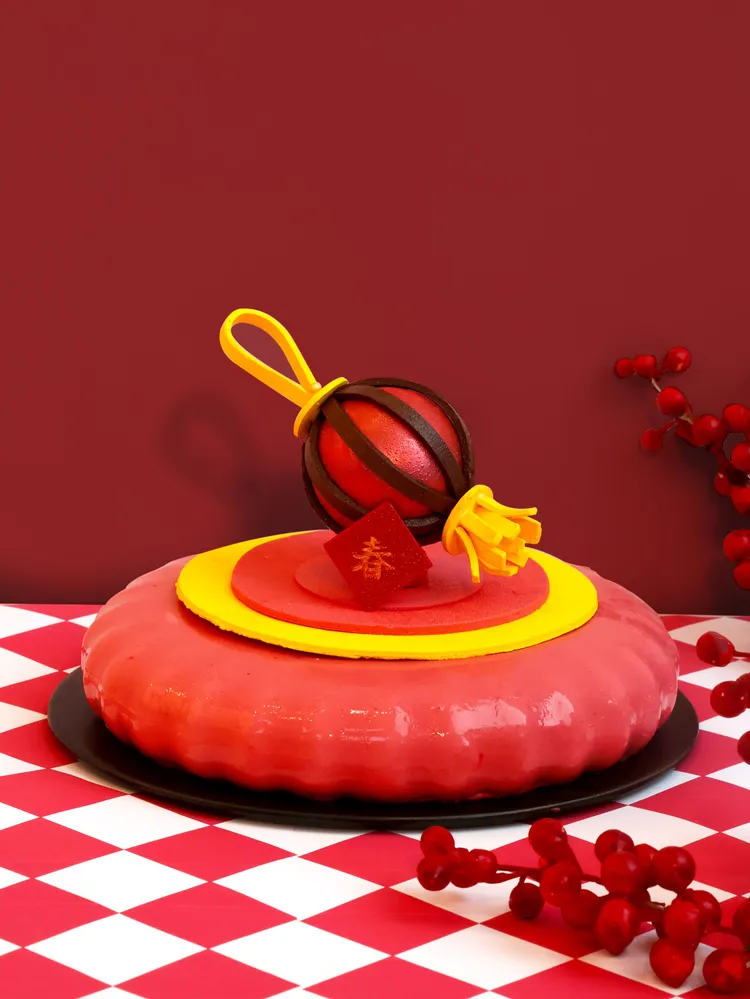 6吋蛋糕「張燈結彩」外型以元宵不可少的燈籠為設計靈感。日月千禧提供