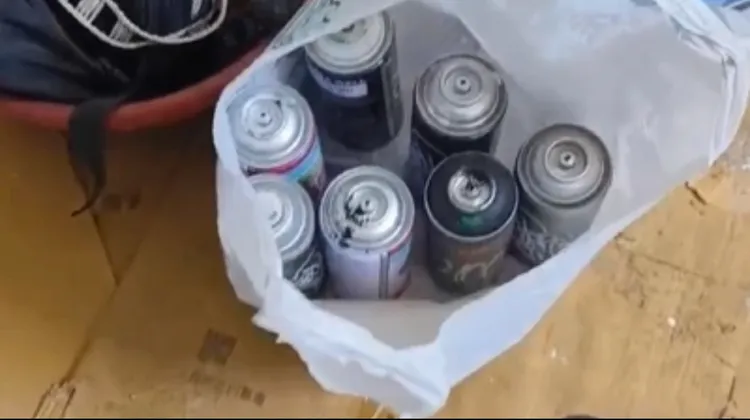 警方在鍾嫌住處查獲7罐噴漆。翻攝畫面