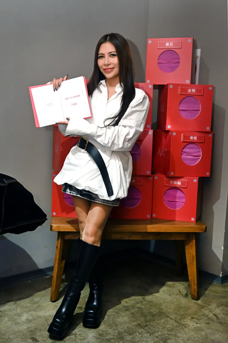 艾怡良特別設計「解答之書」，讓賓客透過艾怡良的10首作品，找到專屬於自己的人生解答。環球音樂提供