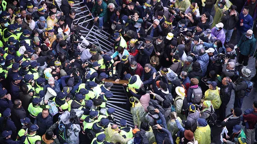 喊挡恶法却落跑 过来人劝青鸟:认识政客两面手法是必经痛苦