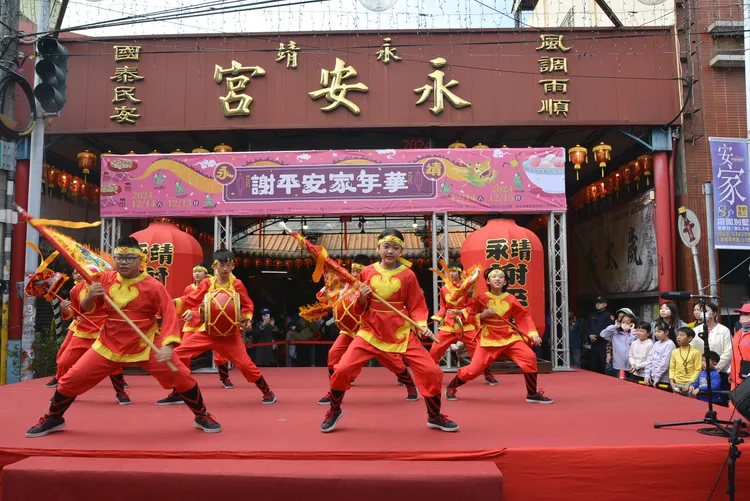 福德國小跳鼓陣表演。頂新和德文教基金會提供