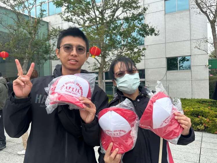 鄉親開心排隊領取龍來永靖謝平安冠軍帽。頂新和德文教基金會提供