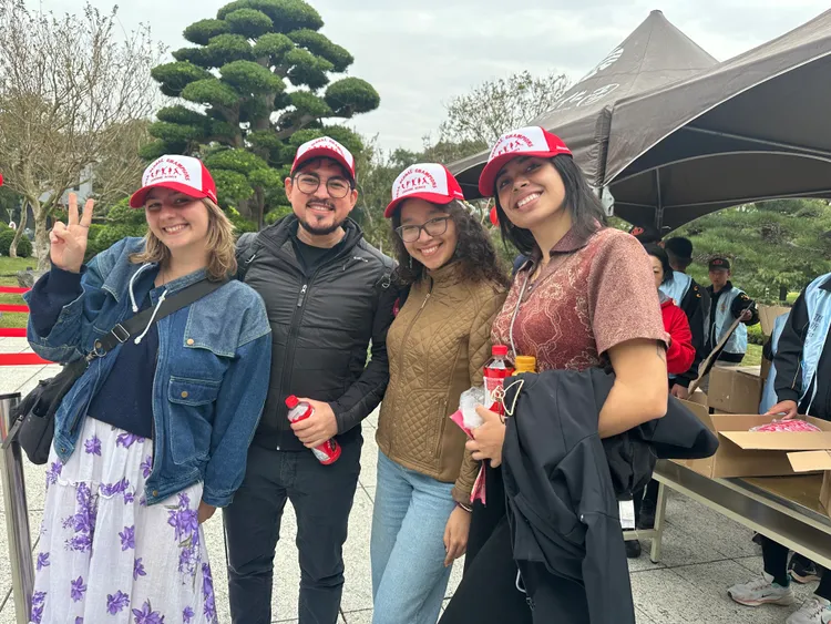 外國朋友遠從台北到現場，排隊領取龍來永靖謝平安冠軍帽。頂新和德文教基金會提供