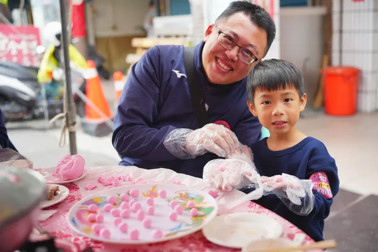 民眾開心體驗搓湯圓。頂新和德文教基金會提供