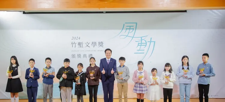 邱臣遠與童詩得獎者。新竹市府提供