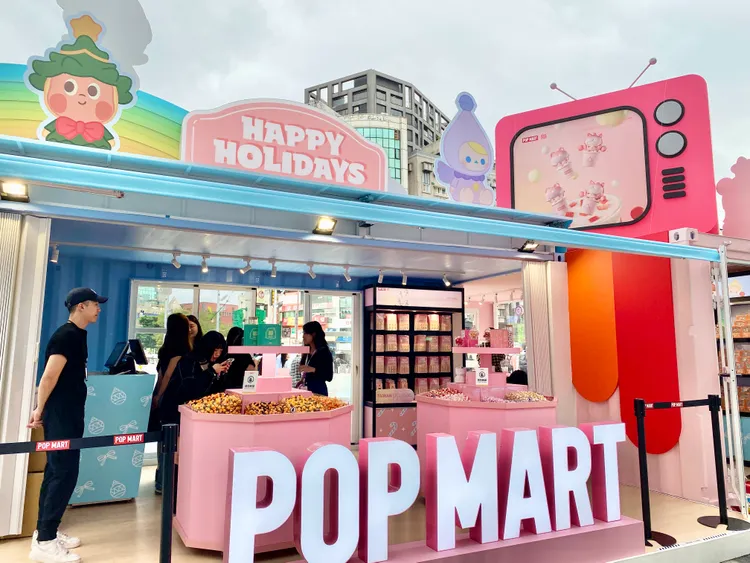 「萌粒小屋」整體設計採彩虹色調，屋頂上更設有一台復古風格的巨大電視裝置。莊偉祺攝