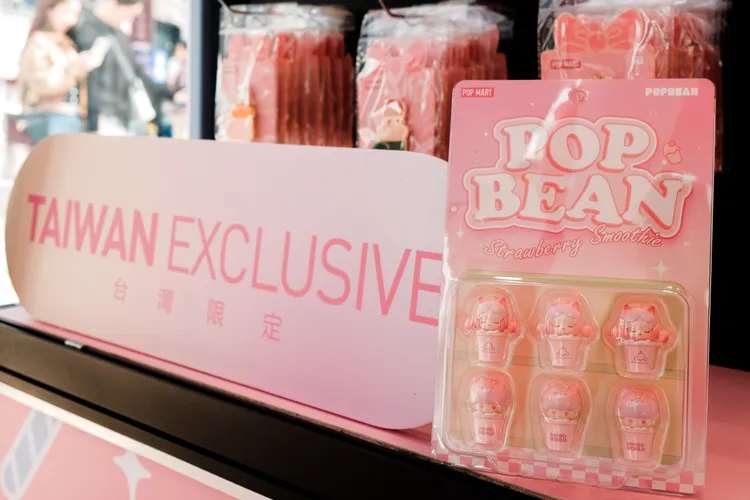 台灣限定商品「泡泡萌粒-草莓奶昔系列公仔套裝」。泡泡瑪特提供