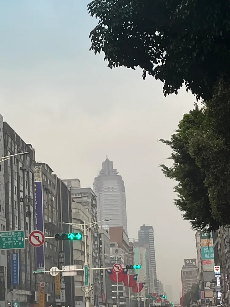 台北天空灰濛濛，空氣品質不佳。翻攝郝龍斌臉書