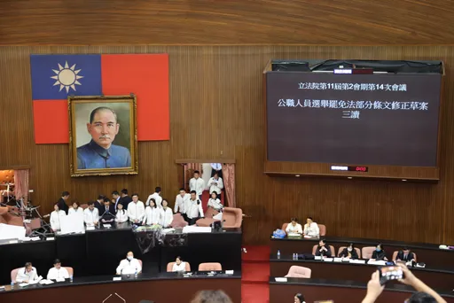 《選罷法》成功闖關！藍白聯手表決三讀通過　罷免連署加嚴「須附身分證影本」