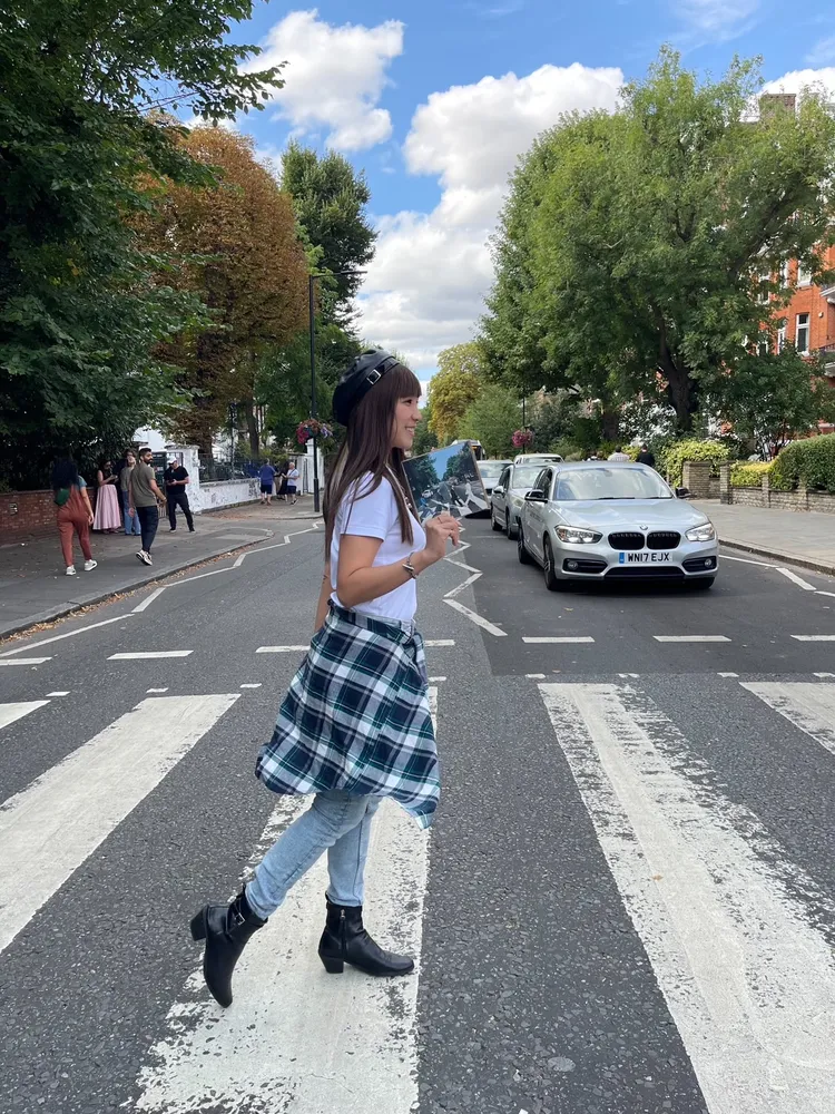 梁舒涵曾造訪倫敦，親自走在「艾比路」。寬寬整合行銷提供