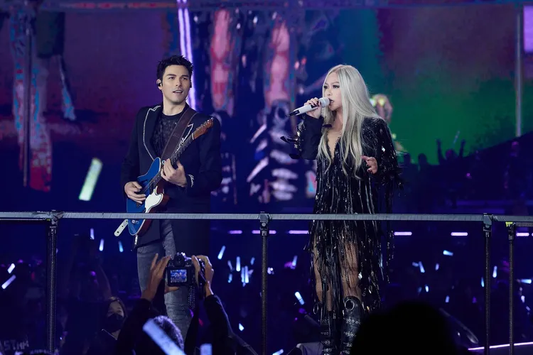 張惠妹（左）演唱《永遠的快樂》邀來鳳小岳伴奏吉他。圖／聲動娛樂提供