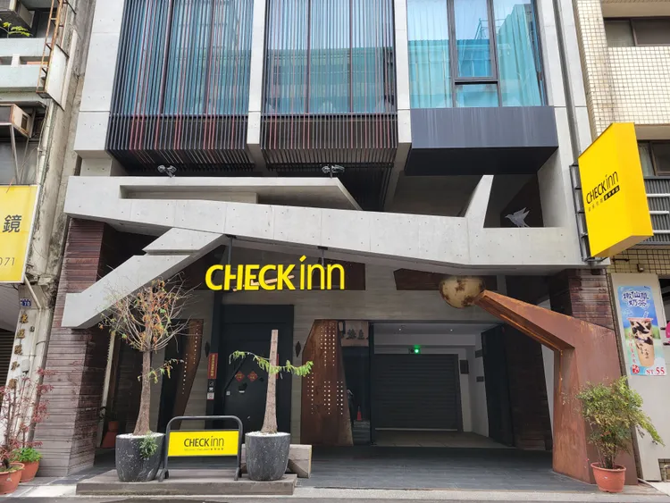 出示任一館入住證明就可免費看兩場球賽。雀客集團提供