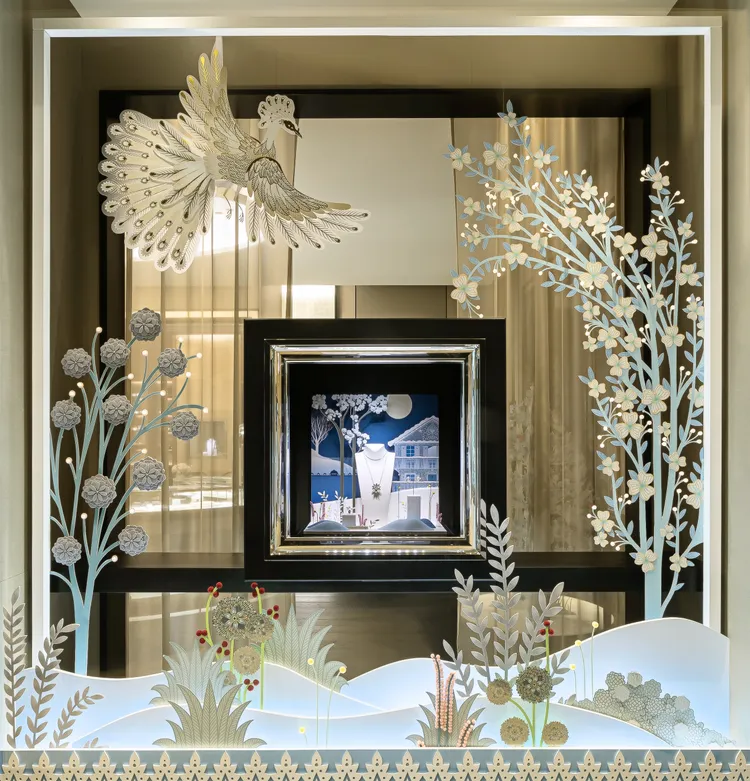 梵克雅寶位在微風信義旗艦店的冬日櫥窗。品牌提供