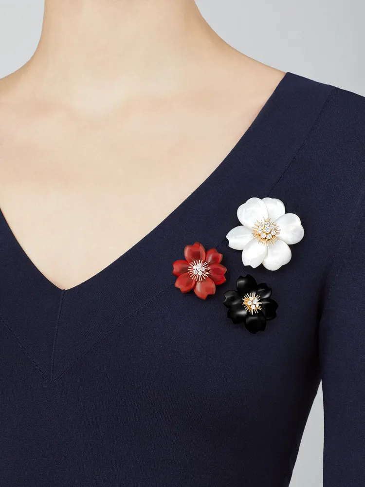 Rose de Noël 胸針中型款式（紅）67萬5000元、大型款式（白）價格店洽。品牌提供