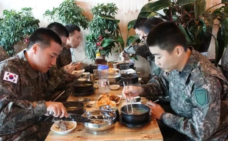 尹錫悅政府凍結軍隊伙食費預算、削減年節加菜金福利。翻攝X@SouthKoreaMilitary