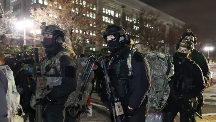 全副武裝的戒嚴部隊表現得極為克制。路透社